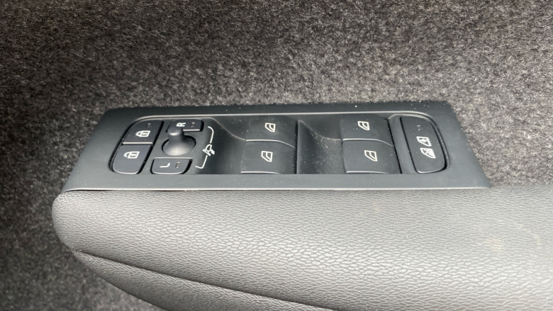 Volvo XC40 2.0 B3P Plus Dark 5dr Auto Petrol Estate